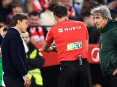 Futbalový zápas Sevilla vs Real Betis sa zastavil, keď fanúšikovia hádzali predmety na brankára