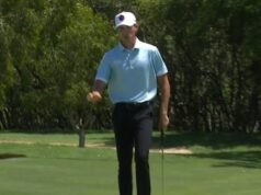 Španiel predlžuje vedenie putom do birdie