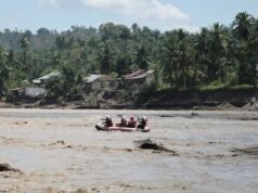 Indonézski obyvatelia po smrteľných záplavách lovia potravu a vodu; Na Srí Lanke zahynulo 193 ľudí