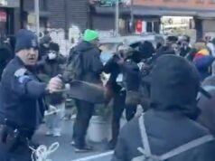 Demonštranti NYPD proti ICE na Canal Street, aby uvoľnili cestu federálnym agentom na útek