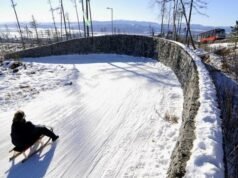 Chlapec pri sánkovaní narazil do stromu, pomáhali mu aj horskí záchranári