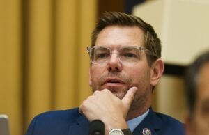 Swalwell: Kalifornčania chcú „dokonať prístup k znižovaniu cien“