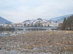 Vodná nádrž Ružín po výdatných dažďoch opäť bojuje s odpadom