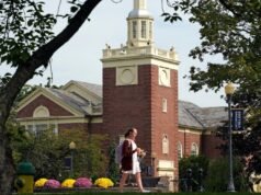 Väčšina Američanov nevidí hodnotu 4-ročného vysokoškolského diplomu: Prieskum