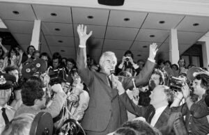 Časová os vedúca k Kerrovmu prepusteniu Whitlama