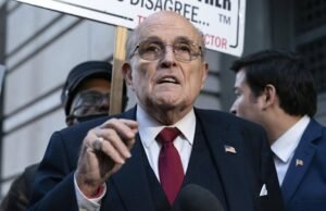 Donald Trump udelil milosť bývalému právnikovi a ďalším zapojeným do volebného úsilia v roku 2020