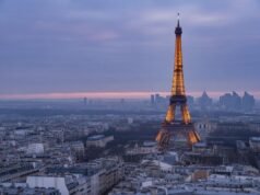 Turizmus v Paríži sa na jeseň spomaľuje, no počet rezervácií na Silvestra stúpa