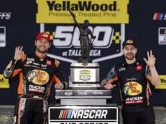 Veliteľ posádky NASCAR ukazuje poznámku Donalda Trumpa po tom, čo sa stal americkým občanom