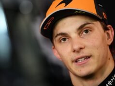 Lando Norris najrýchlejší ako Oscar Piastri zápasí v praxi