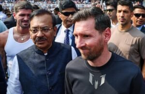 Organizátora zatkli po tom, čo fanúšikovia roztrhali sedadlá a hádzali predmety počas návštevy Lionela Messiho v Indii