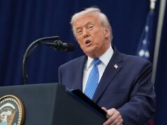 Obľúbenosť Donalda Trumpa medzi MAGA v novom prieskume klesá