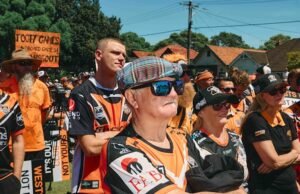 Stovky ľudí protestovali proti majiteľom Wests Tigers