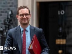 Minister Darren Jones obhajuje britský pracovný rekord vo Walese