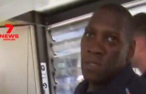 Ochranka anglického tímu sa pred tretím testom proti Austrálii dostane do stretu s kameramanom Seven Network na letisku v Brisbane