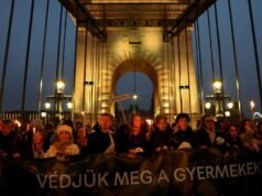 „Ruky preč od detí!“ V Budapešti tisíce ľudí protestujú proti zneužívaniu detí a Orbánovej vláde