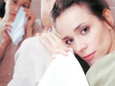 Umelci reagujú na problémy letoviska: divadelné reklamy, predaj produktov a paródie, ktoré podnecujú smiech aj zdesenie