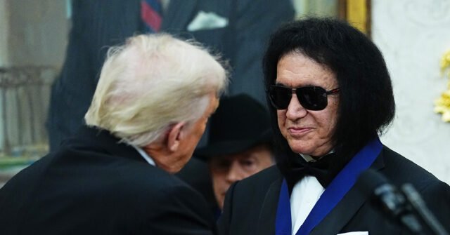 Trump-Gives-Medallion-to-Gene-Simmons-640x335.jpeg