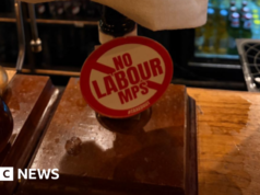 Číslo 10 tvrdí, že podporuje krčmy, zatiaľ čo prenajímatelia blokujú labouristických poslancov na proteste proti daniam