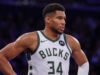 Giannis Antetokounmpo opúšťa zápas s vážnym zranením