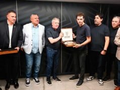 Elías Suárez sa zúčastnil výmeny inštitucionálnych darčekov vo finále Profesionálnej ligy na Estadio Único