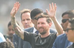 Messiho návšteva štadióna v Indii sa končí zmätkom a hádzaním stoličiek