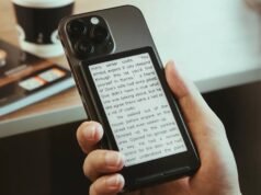 Táto malá elektronická čítačka sa pripája na zadnú stranu telefónu